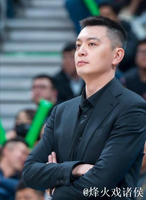 辽宁大胜广厦!杨鸣赛后采访不贪功,发言大气又真诚,点名李晓旭 辽宁大胜广厦!杨鸣赛后采访不贪功,发言大气又真诚,点名李晓旭